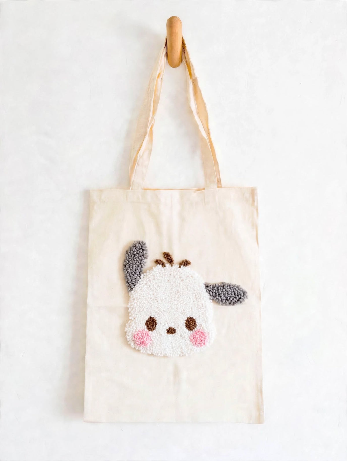 Bolsa tote Pochacco de Bordageek con diseño colorido y detalles de tela, ideal para llevar en el día a día.